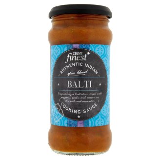 Tesco Finest Pálivá rajčatová omáčka s cibulí, červenou a zelenou paprikou a směsí koření 350g