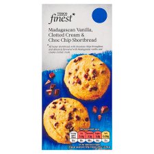 Tesco Finest vanília ízű vajas omlós keksz étcsokoládé darabokkal és kemény tejszínkrémmel 150 g