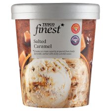 Tesco Finest karamell jégkrém sós karamellszósszal és vajkaramella darabokkal 500 ml