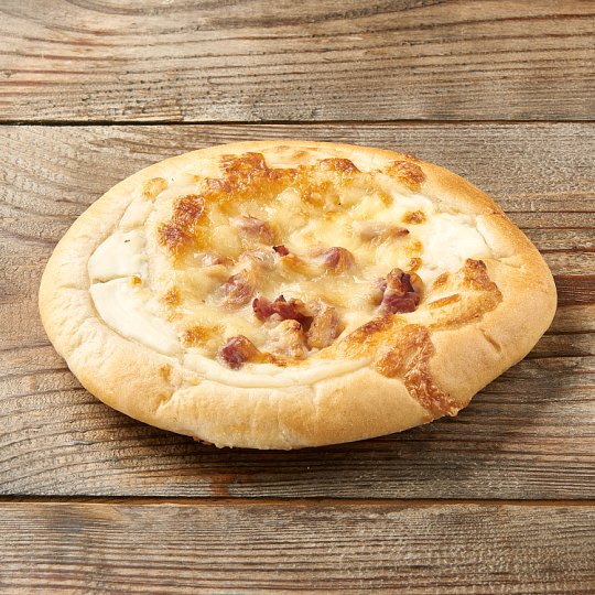 Baconos tejfölös pizza