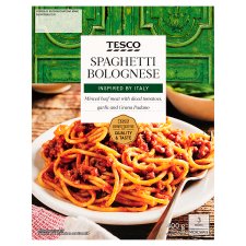 Tesco főtt spagettitészta paradicsomos-marhahúsos szósszal és Parmigiano Reggiano sajttal 400 g