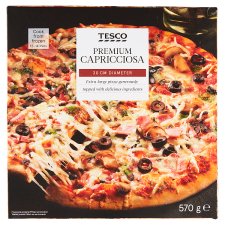 Tesco Premium Capricciosa gyorsfagyasztott pizzalap sajttal, sonkával, gombával, olajbogyóval 570 g
