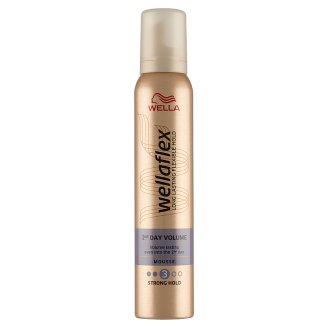 Wella Wellaflex 2-dniowa objętość Mocno utrwalająca pianka do włosów 200 ml