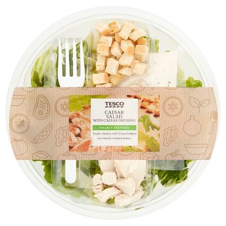 Tesco Mieszanka sałat z sosem typu cezar pieczonym kurczakiem i serem Grana Padano 210 g