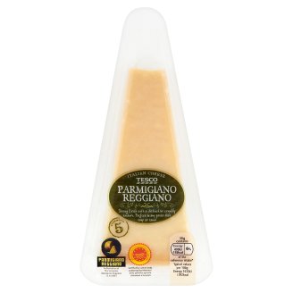 Tesco Parmigiano reggiano polotučný taliansky tvrdý syr vyrobený z nepasterizovaného mlieka 125 g