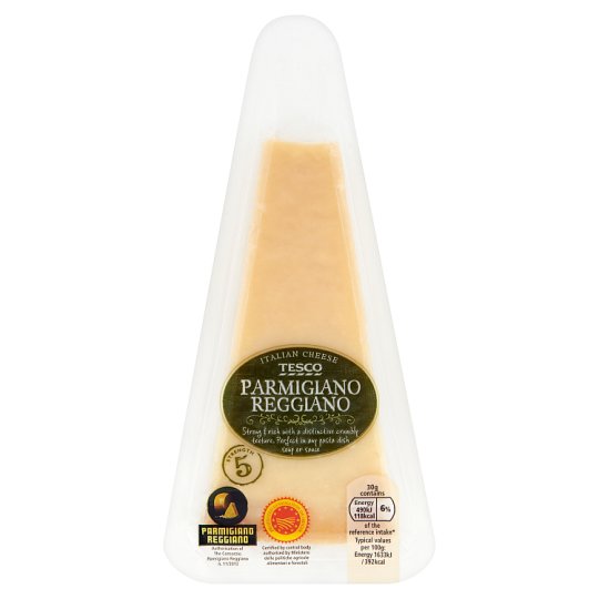 Tesco Parmigiano reggiano polotučný taliansky tvrdý syr vyrobený z nepasterizovaného mlieka 125 g
