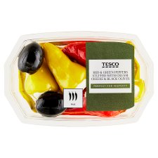 Tesco Marinované zelené a červené papričky plnené krémovým syrom v repkovom oleji s olivami 150 g